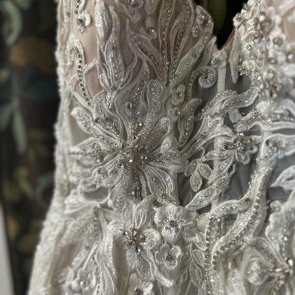 Beautiful Galina signature wedding dress - Picture 2 of 8